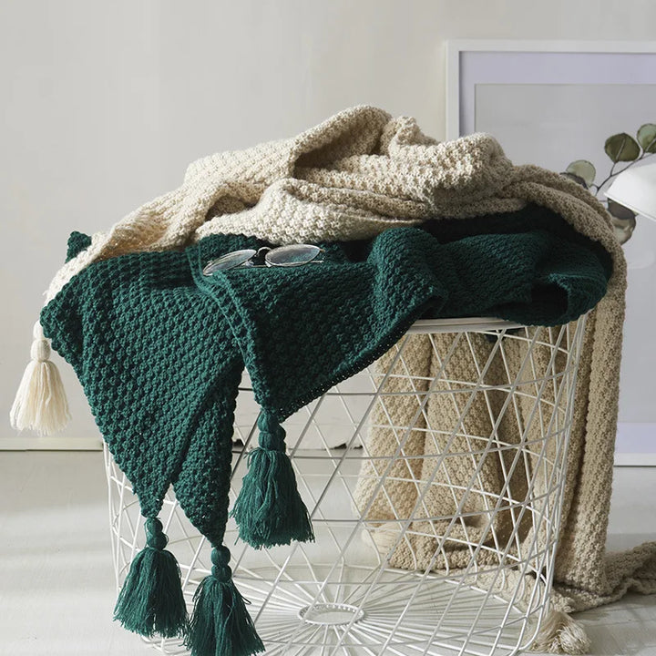 Wolldecke 130 × 160 cm | Gestrickte Kuscheldecke aus 100 % Wolle mit Quasten und dekorativen Kugeln