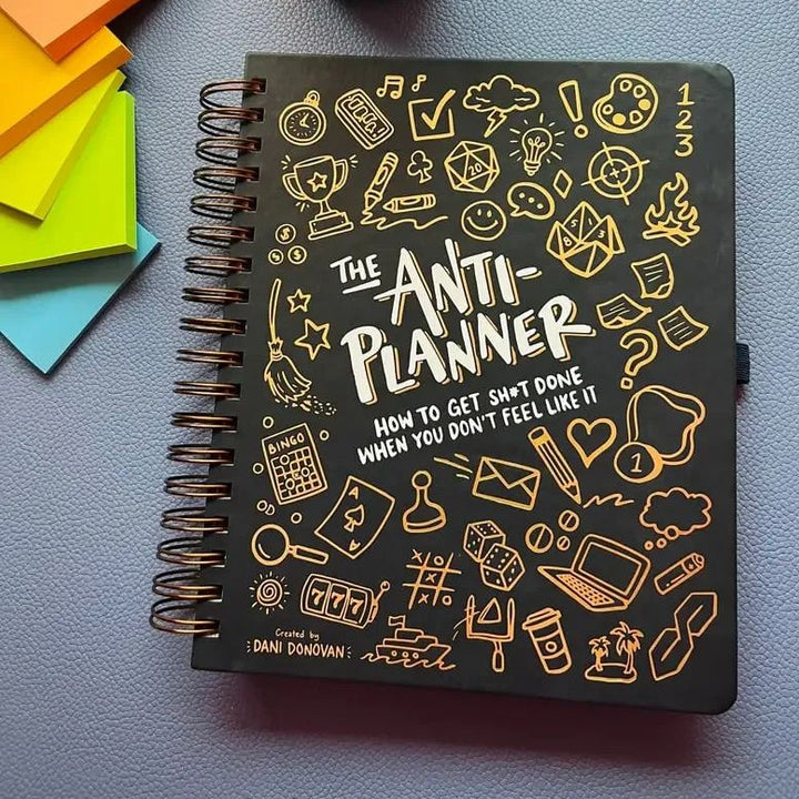 Anti-Planer Arbeitsbuch gegen Prokrastination | 165+ Strategien für Fokus &amp; Umsetzung | Undatiert, vollfarbig | 328 Seiten (25×22,9 cm)