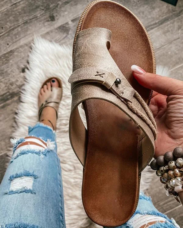 Sandales en cuir slip-on pour femmes avec boucle d’orteil | Bride asymétrique &amp; détails cloutés | Semelle intérieure rembourrée