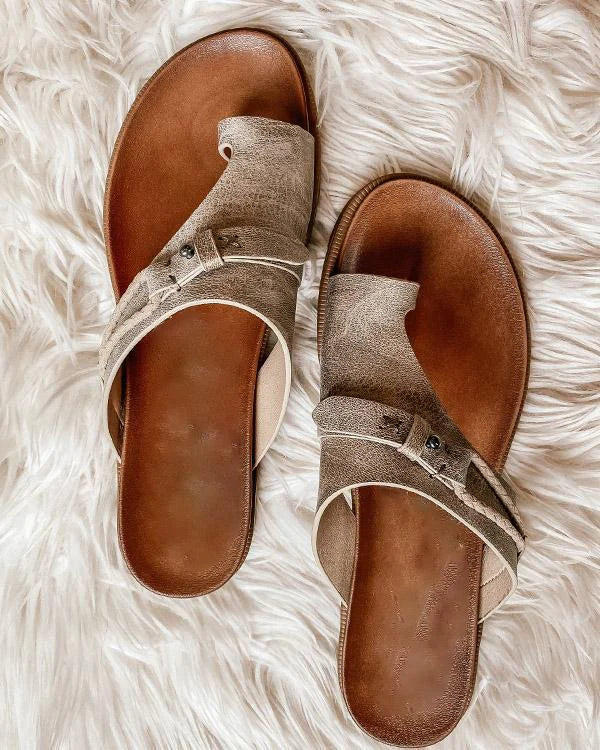 Sandales en cuir slip-on pour femmes avec boucle d’orteil | Bride asymétrique &amp; détails cloutés | Semelle intérieure rembourrée