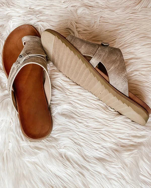 Sandales en cuir slip-on pour femmes avec boucle d’orteil | Bride asymétrique &amp; détails cloutés | Semelle intérieure rembourrée