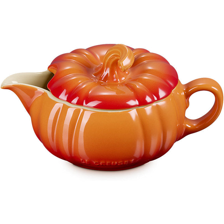 Sauciere aus Steinzeug 400 ml | Le Creuset Kürbisdesign in Ofenrot mit Deckel | Tropffreier Ausgießer und ergonomischer Griff