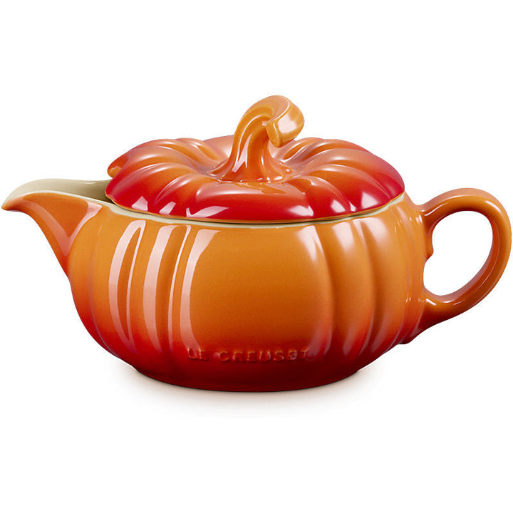 Sauciere aus Steinzeug 400 ml | Le Creuset Kürbisdesign in Ofenrot mit Deckel | Tropffreier Ausgießer und ergonomischer Griff