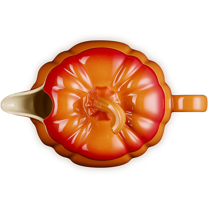 Sauciere aus Steinzeug 400 ml | Le Creuset Kürbisdesign in Ofenrot mit Deckel | Tropffreier Ausgießer und ergonomischer Griff