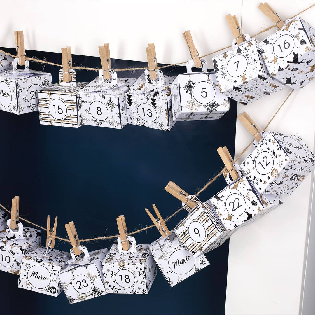 Adventskalender zum Befüllen mit Namen | 24 personalisierte Geschenkschachteln in Gold, Schwarz und Weiß zum Aufstellen oder Aufhängen