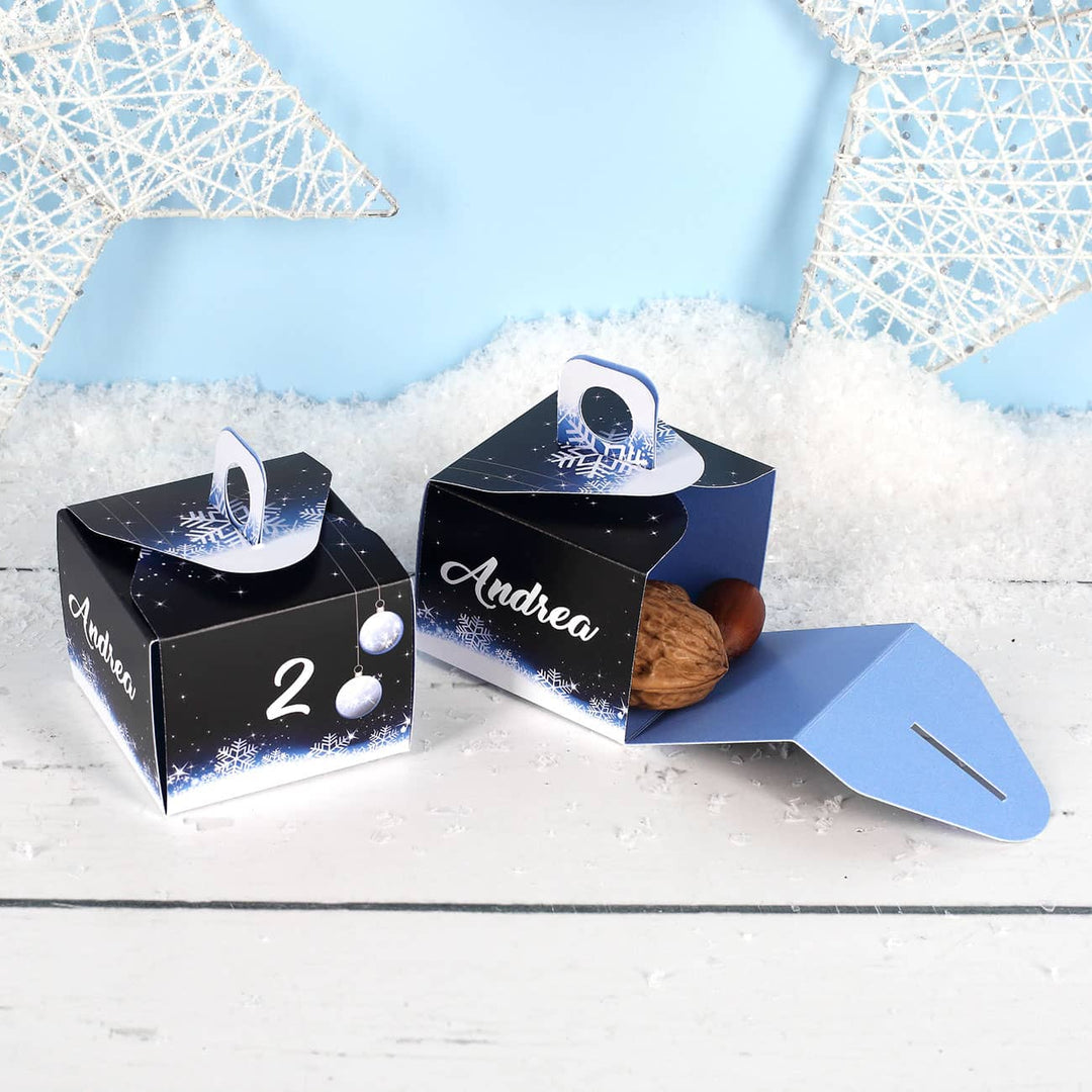 Adventskalender zum Befüllen mit Namen | 24 personalisierte Geschenkschachteln mit Schneeflockenmotiv zum Aufstellen oder Aufhängen
