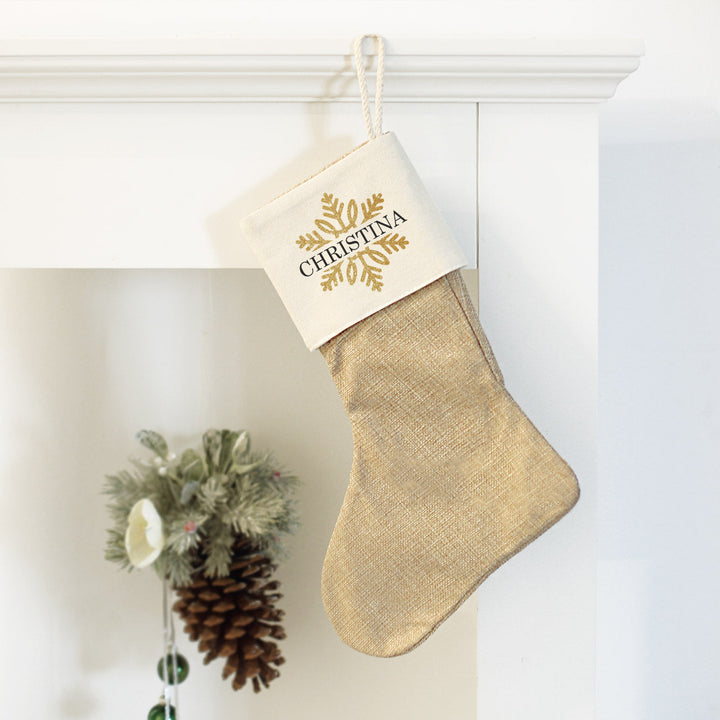 Weihnachtsstrumpf mit Namen | Personalisierte Weihnachtssocke mit goldenem Schneeflockenmotiv und Aufhängekordel | 25 x 35 cm