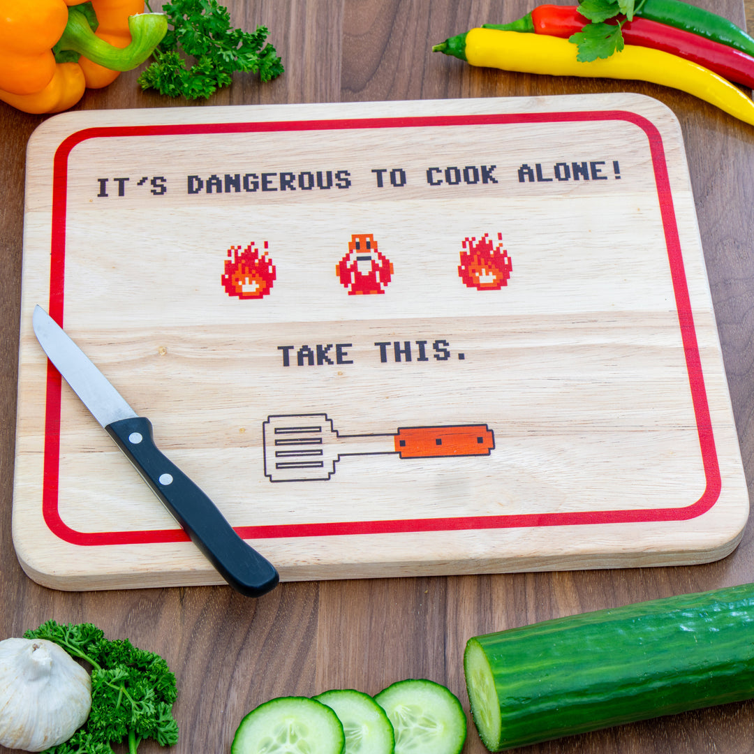 Schneidebrett aus Buchenholz | Küchenbrett mit Gaming-Spruch „Dangerous to cook alone“ | Holzschneidebrett 30 x 25 cm