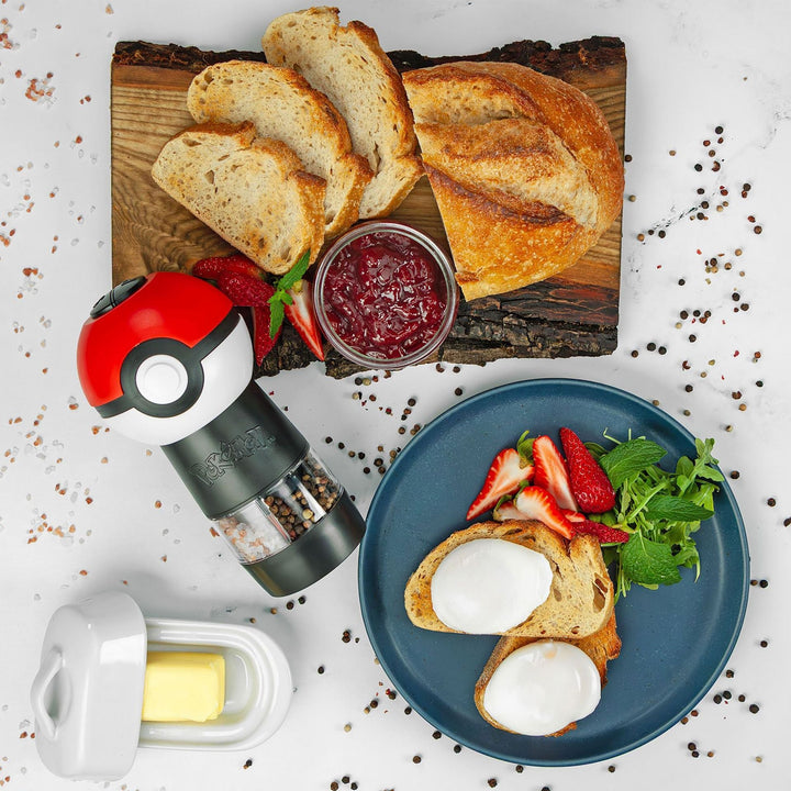 Elektrische Salz- und Pfeffermühle | Pokémon Pokéball Gewürzmühle mit 2 getrennten Fächern, Knopfdruck und Batteriebetrieb