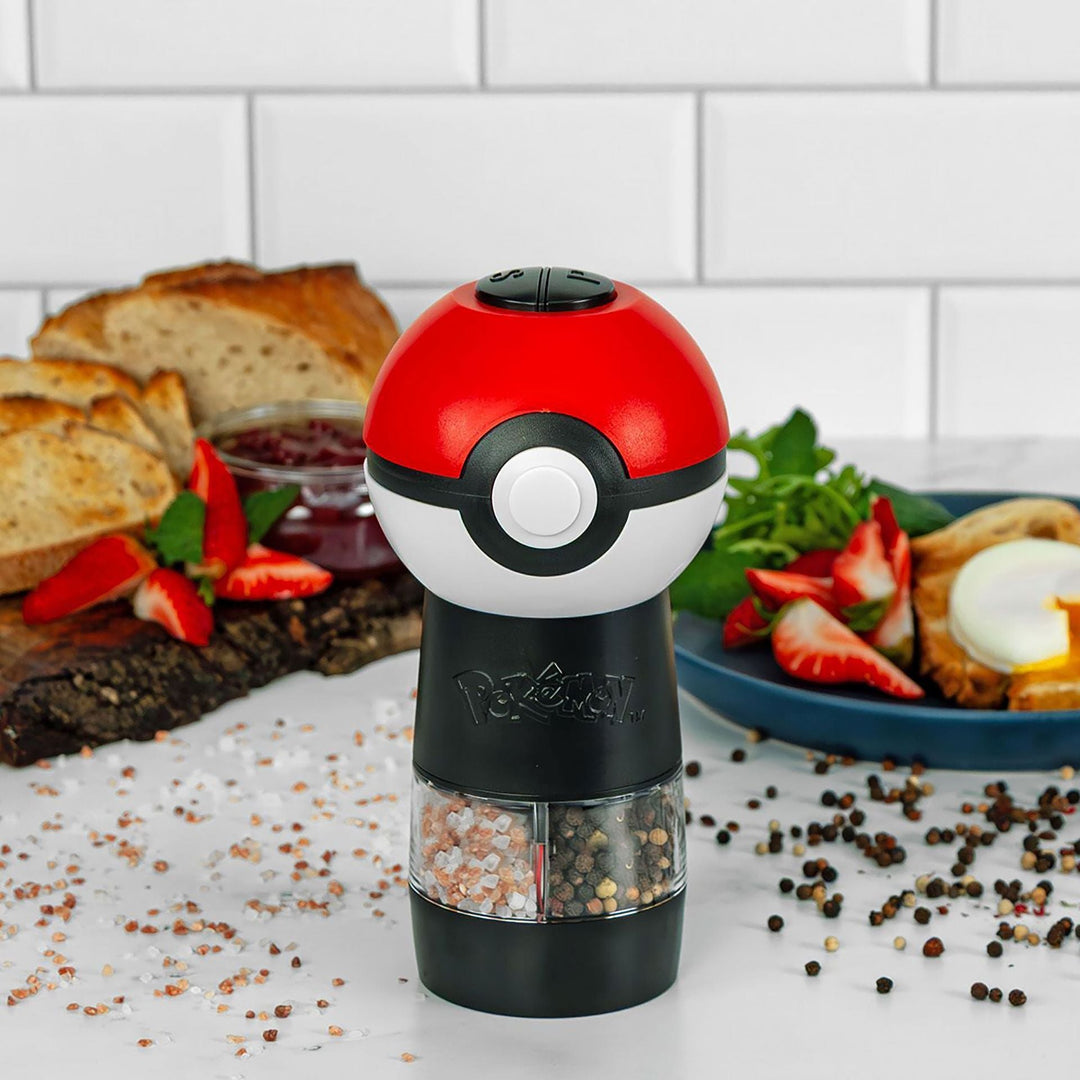 Elektrische Salz- und Pfeffermühle | Pokémon Pokéball Gewürzmühle mit 2 getrennten Fächern, Knopfdruck und Batteriebetrieb