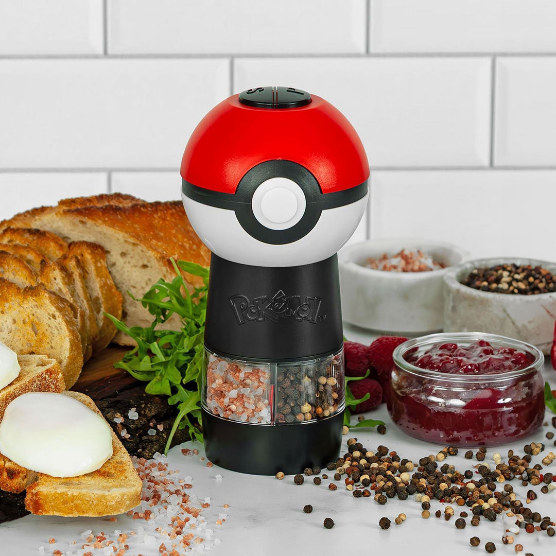 Elektrische Salz- und Pfeffermühle | Pokémon Pokéball Gewürzmühle mit 2 getrennten Fächern, Knopfdruck und Batteriebetrieb