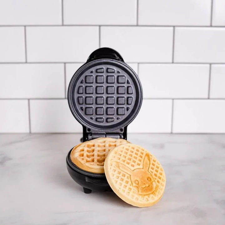 Mini Waffeleisen mit Pikachu-Motiv | Pokémon Waffelautomat für kleine runde Waffeln mit Antihaftbeschichtung und Kontrollleuchte