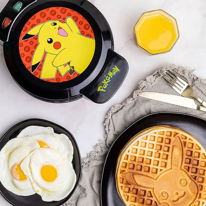 Pikachu Waffeleisen | Pokémon Waffelautomat mit Antihaftbeschichtung und Pikachu-Motiv | 850 Watt | Offiziell lizenziert