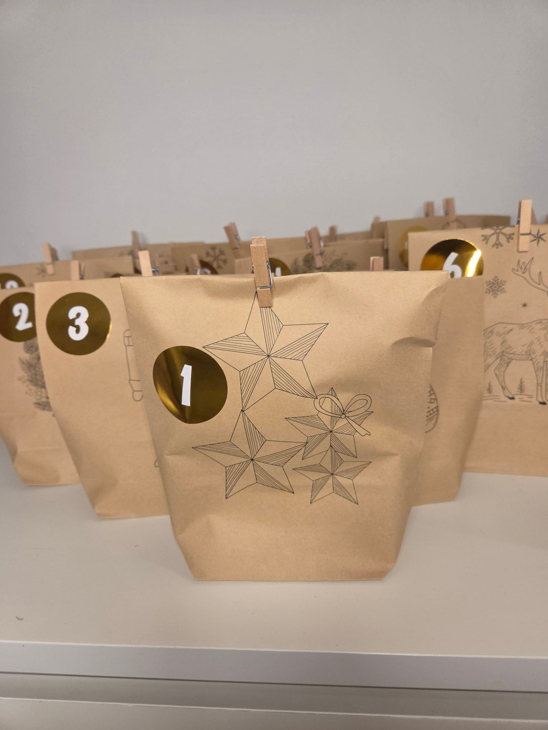 Adventskalender mit Fidget Spielzeug | Über 24 Überraschungen mit Fidgetring, Quetschspielzeug, Akupressurbällen und Zubehör