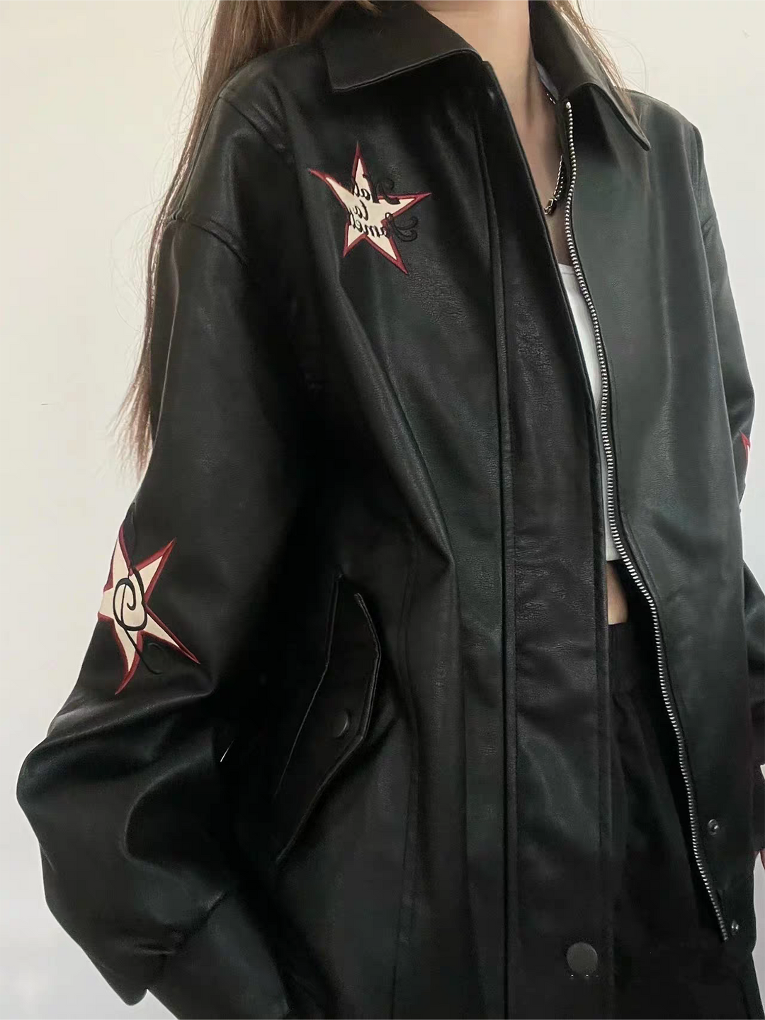 Schwarze Kunstlederjacke mit Reverskragen | Lockere Jacke mit Vintage-Stickerei und langen Ärmeln im Streetwear-Stil