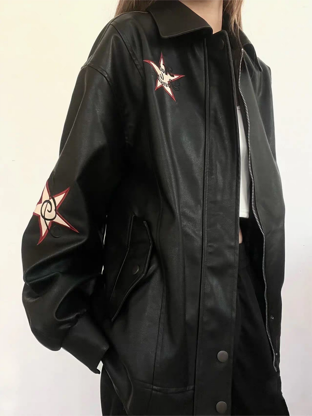 Schwarze Kunstlederjacke mit Reverskragen | Lockere Jacke mit Vintage-Stickerei und langen Ärmeln im Streetwear-Stil