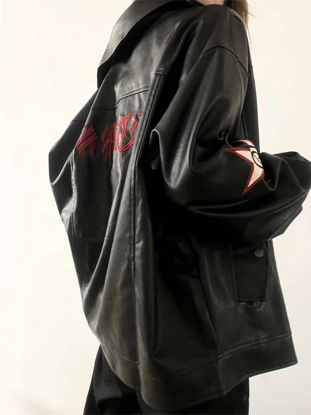 Schwarze Kunstlederjacke mit Reverskragen | Lockere Jacke mit Vintage-Stickerei und langen Ärmeln im Streetwear-Stil