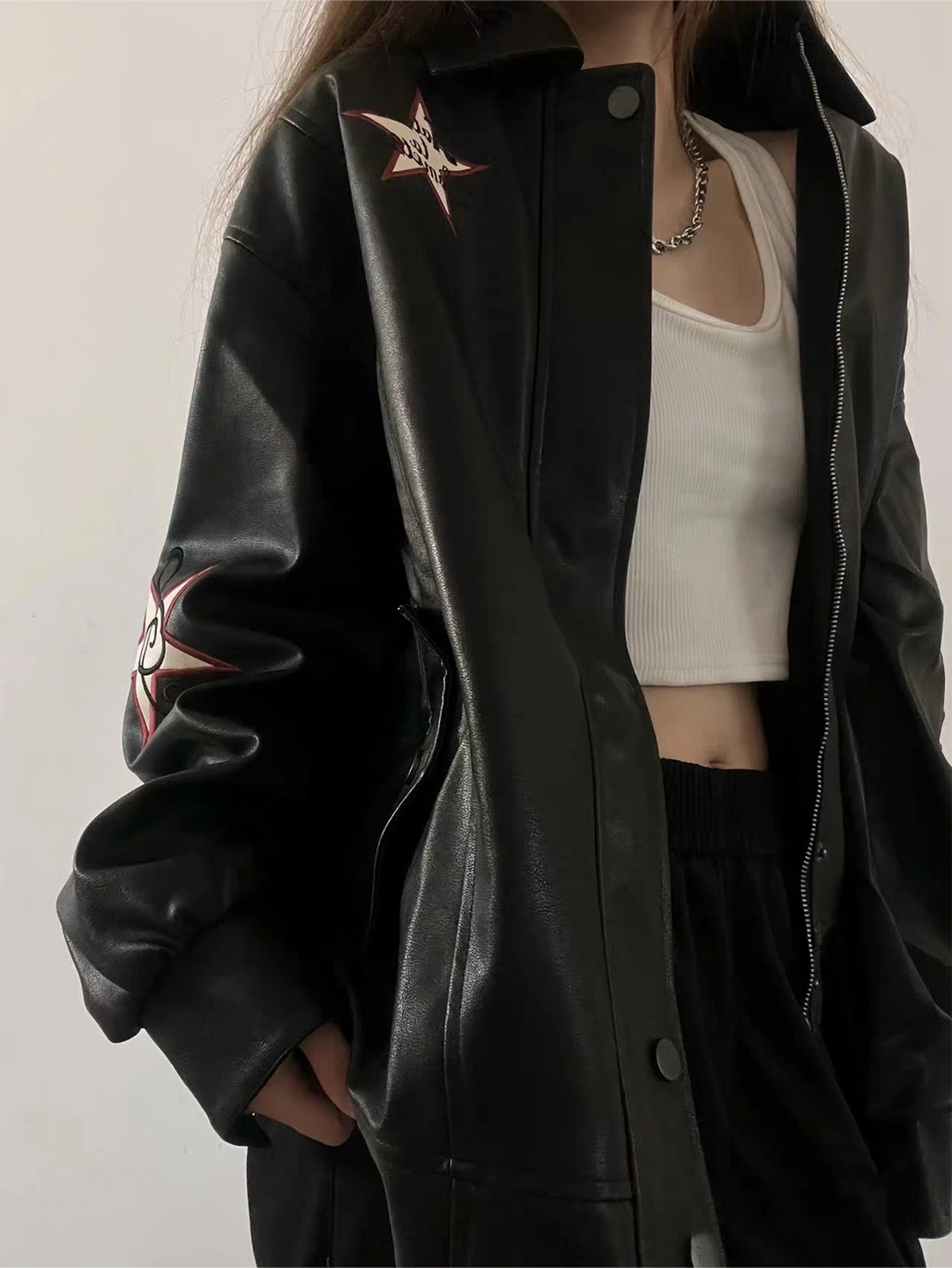 Schwarze Kunstlederjacke mit Reverskragen | Lockere Jacke mit Vintage-Stickerei und langen Ärmeln im Streetwear-Stil