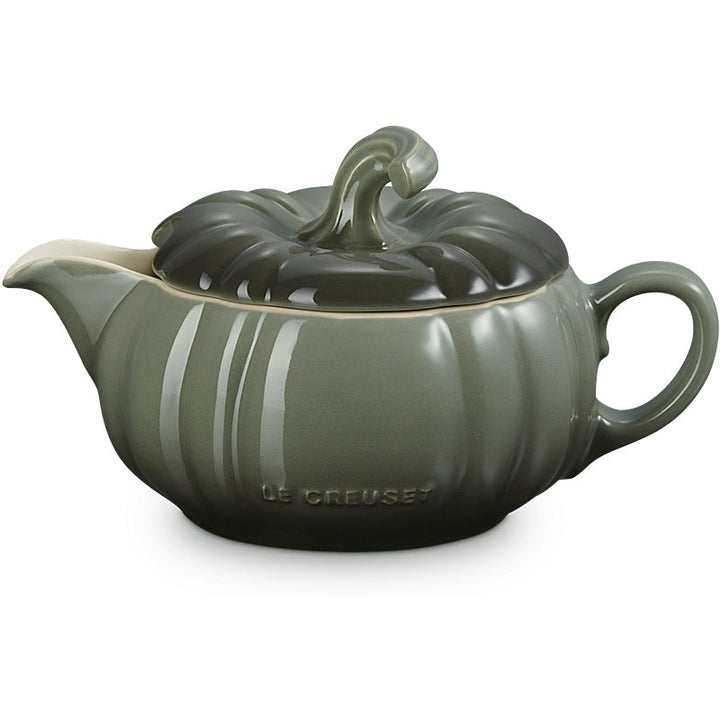 Sauciere aus Steinzeug 400 ml | Le Creuset Kürbisdesign in Thyme Grün mit Deckel | Tropffreier Ausgießer und ergonomischer Griff