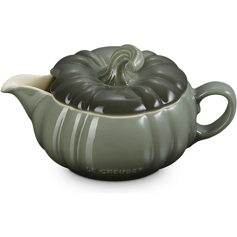 Sauciere aus Steinzeug 400 ml | Le Creuset Kürbisdesign in Thyme Grün mit Deckel | Tropffreier Ausgießer und ergonomischer Griff