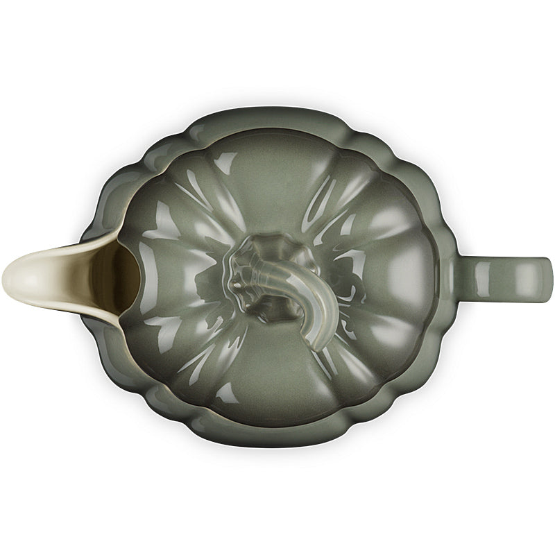 Sauciere aus Steinzeug 400 ml | Le Creuset Kürbisdesign in Thyme Grün mit Deckel | Tropffreier Ausgießer und ergonomischer Griff