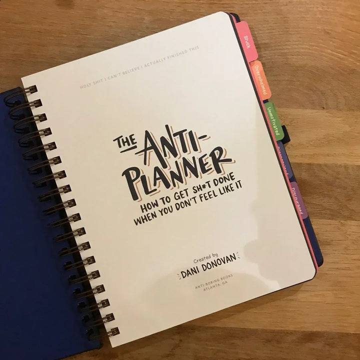 Anti-Planer Arbeitsbuch gegen Prokrastination | 165+ Strategien für Fokus &amp; Umsetzung | Undatiert, vollfarbig | 328 Seiten (25×22,9 cm)