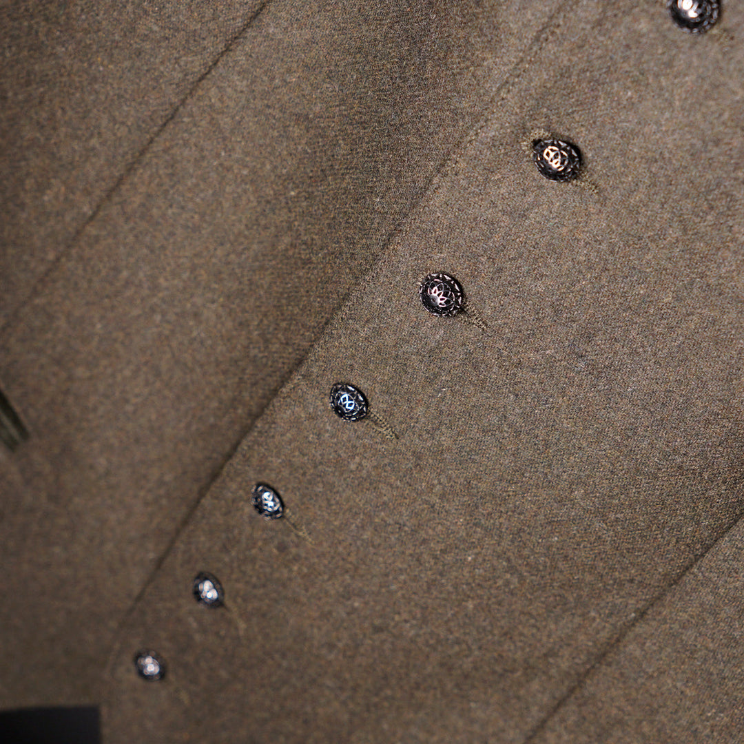 Herren Trachtenweste Oliv | Slim Fit Weste mit Stehkragen, Stickerei, Taschen und verstellbarem Rückenriegel