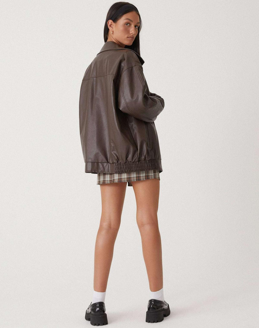 Damen Kunstlederjacke lang in Braun | Winterjacke aus PU-Leder mit lockerem, leicht tailliertem Schnitt für Herbst und Winter