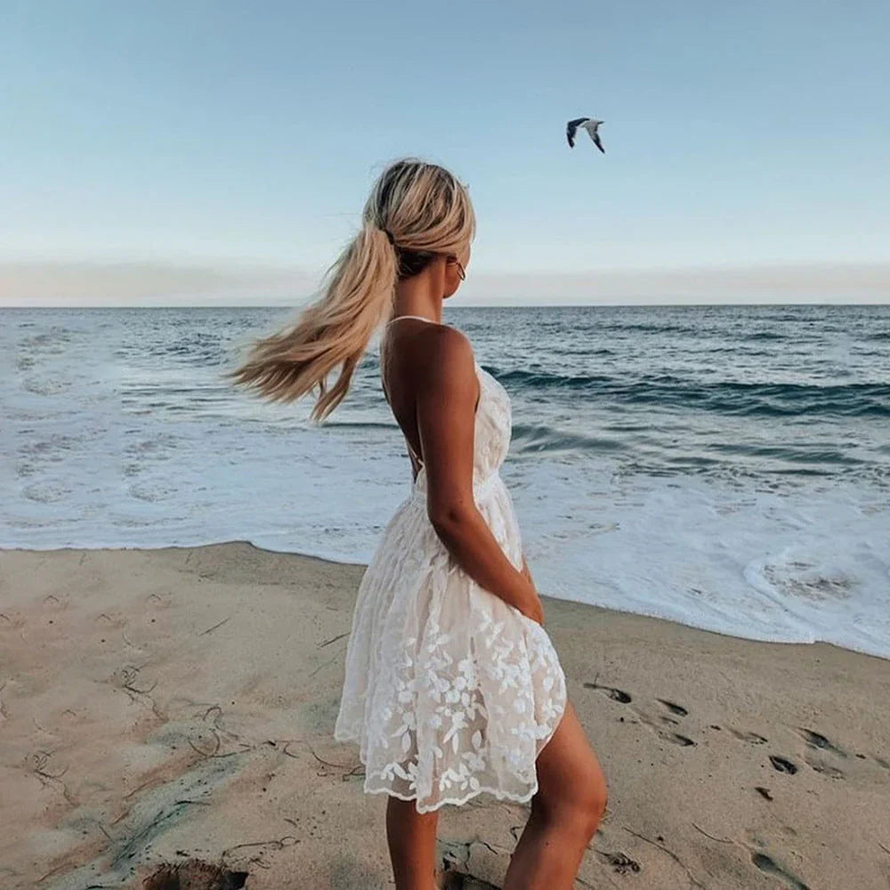 Robe mini blanche pour femme avec décolleté en V profond &amp; bretelles spaghetti réglables | Cintrée | Ourlet asymétrique | Été &amp; vacances